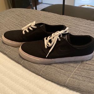 Nike SB mens black shoes